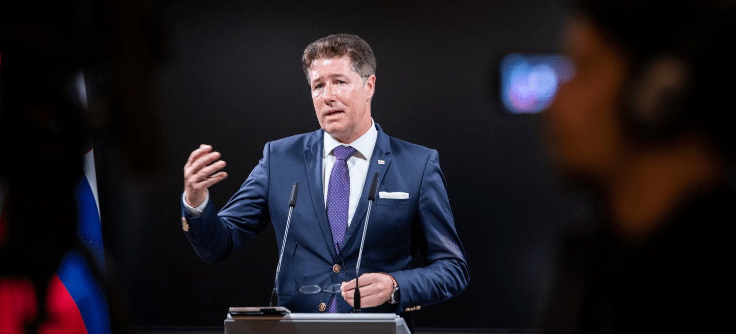 100 dni absurda, arogance in lahkomiselnosti