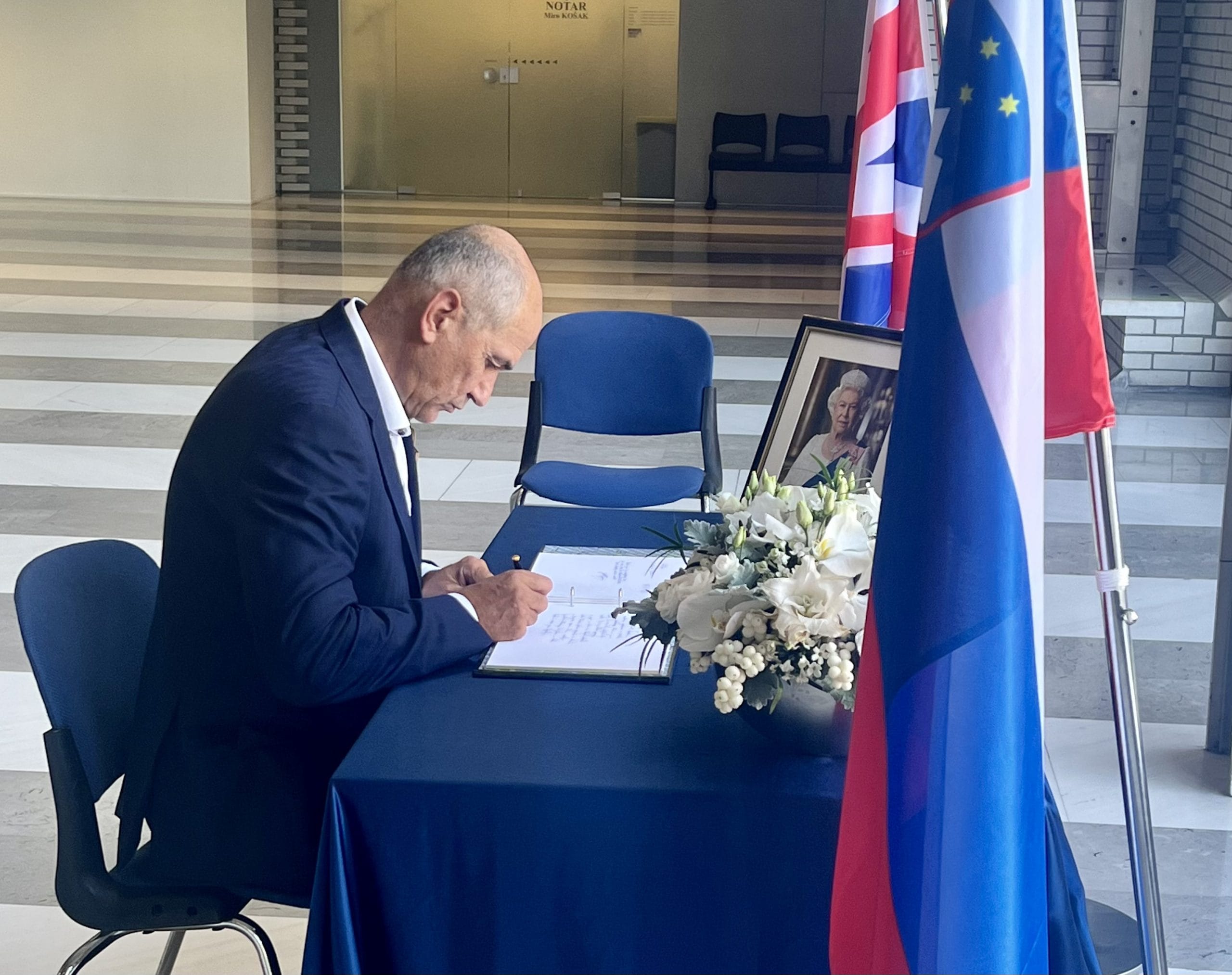 Predsednik SDS Janez Janša se je vpisal v žalno knjigo za pokojno kraljico Elizabeto II