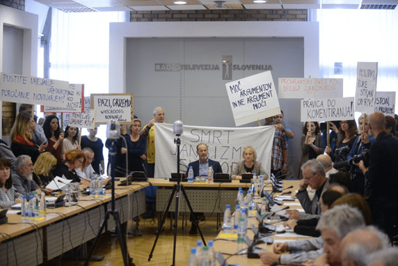 Potrebno je obsoditi manipulativno in pristransko poročanje medijev, ki spodbujajo in odobravajo sovražni govor