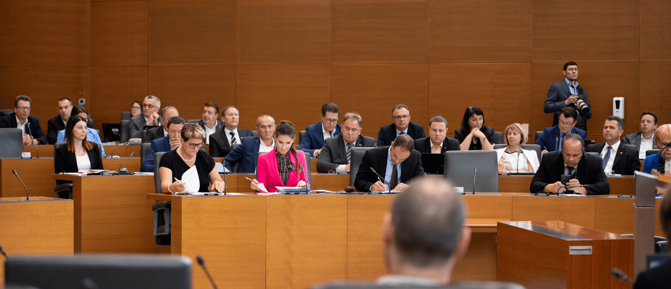 Poslanci SDS in NSI na Ustavno sodišče RS vložili zahtevo za oceno ustavnosti zakona o dohodnini