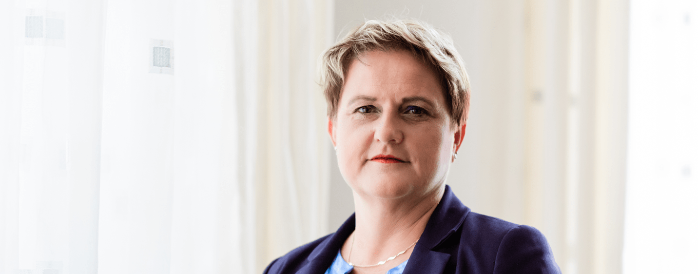 Jelka Godec: Zakaj ob uradnih obiskih ministrice Tanje Fajon v tujini ni slovenske zastave?