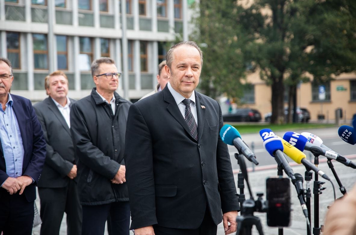 Fizični napad na poslanca se želi relativizirati, ker prihaja iz vrst opozicije