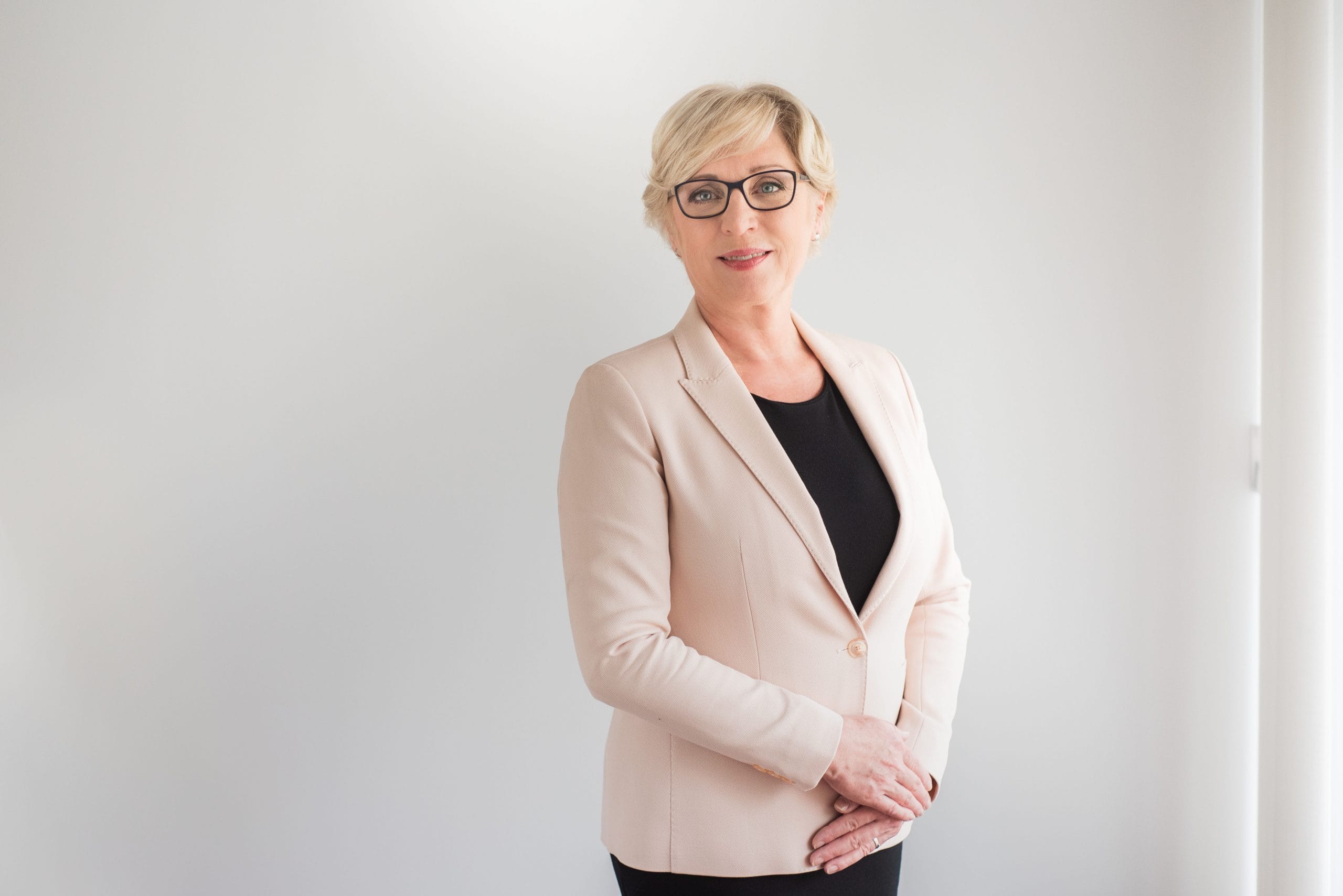 Romana Tomc: Med vladajočo politiko ob propadlem poskusu političnega prevzema RTV vlada očitna nervoza