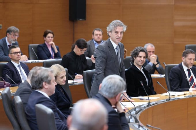 Vložena interpelacija o delu in odgovornosti vlade RS