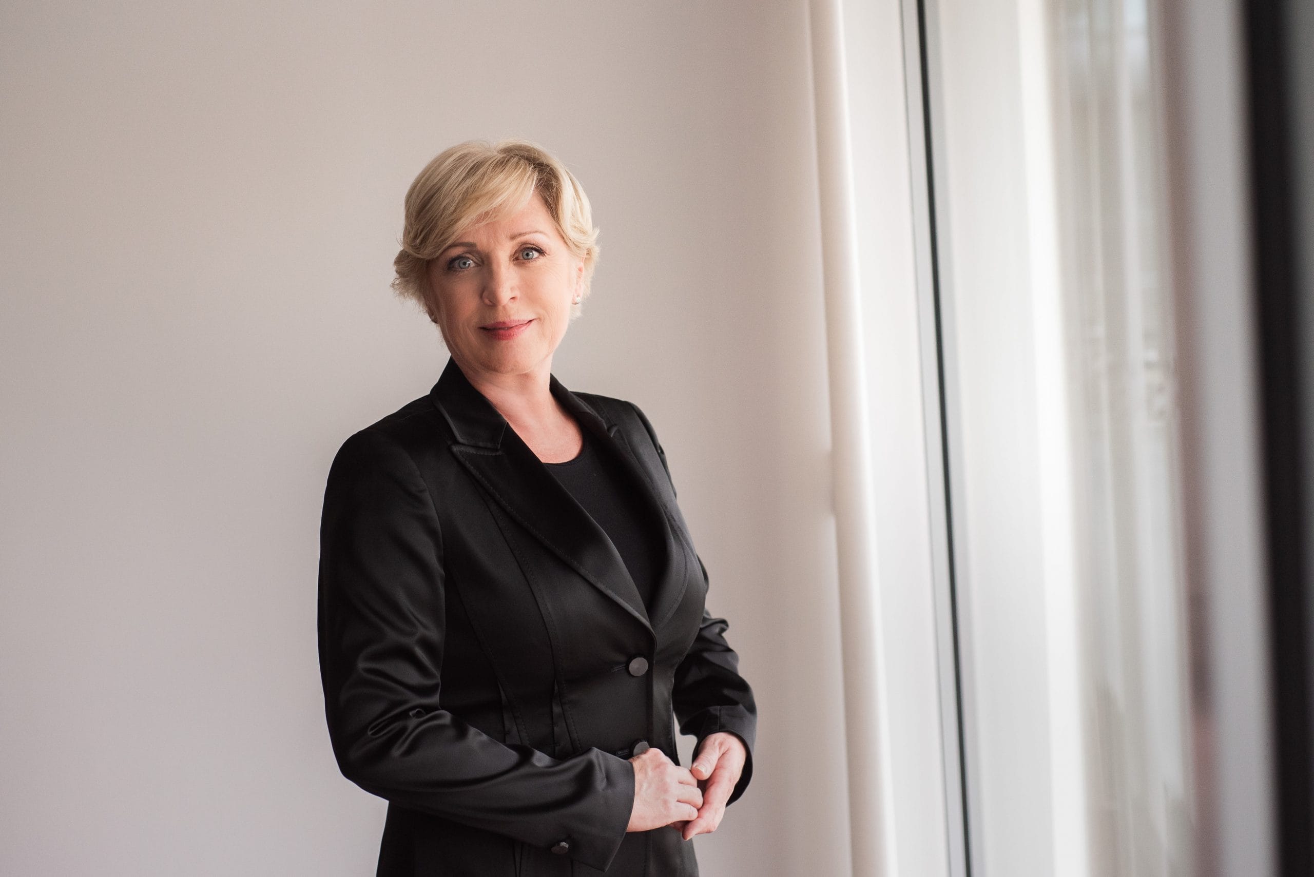 Romana Tomc: Izmikanje odgovorom kaže, da je zavzemanje za pravno državo in svobodo medijev močno pogojeno s političnimi barvami