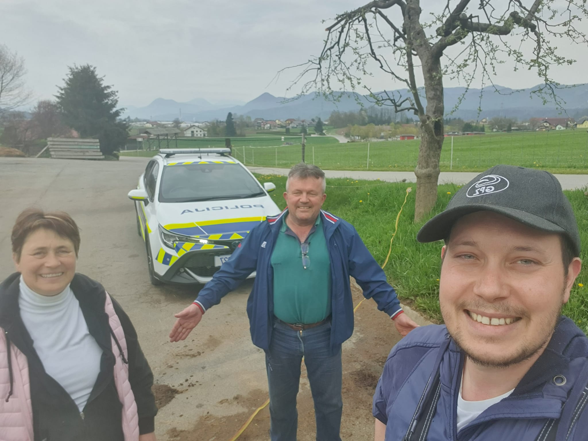 Poslanska skupina SDS ob nedopustnih pritiskih policije na slovenske kmete zahteva sklic nujne seje Odbora za notranje zadeve