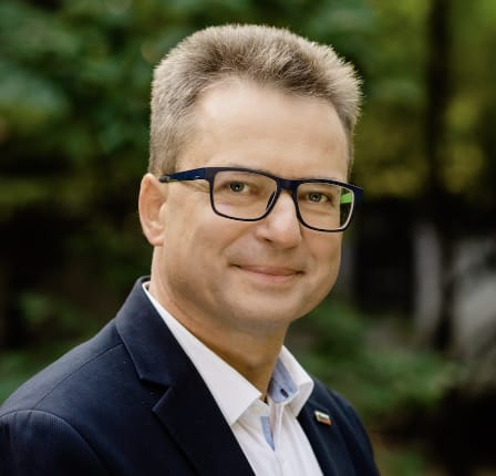 Leto dni praznih obljub, manipulacij in laži