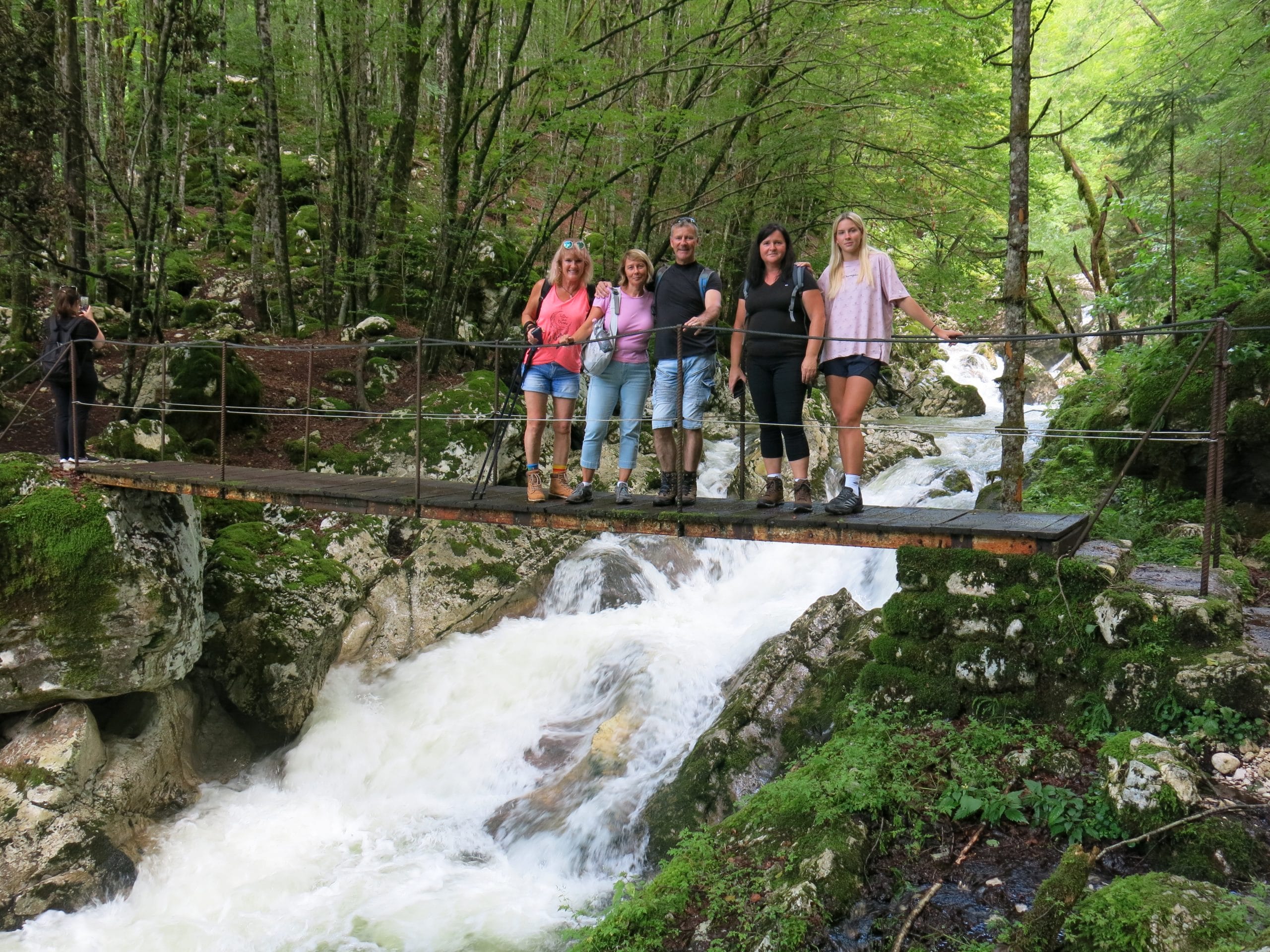 Četrti dan tabora SDS: druženje Ženskega odbora v Logu pod Mangrtom in Šunikovem vodnem gaju