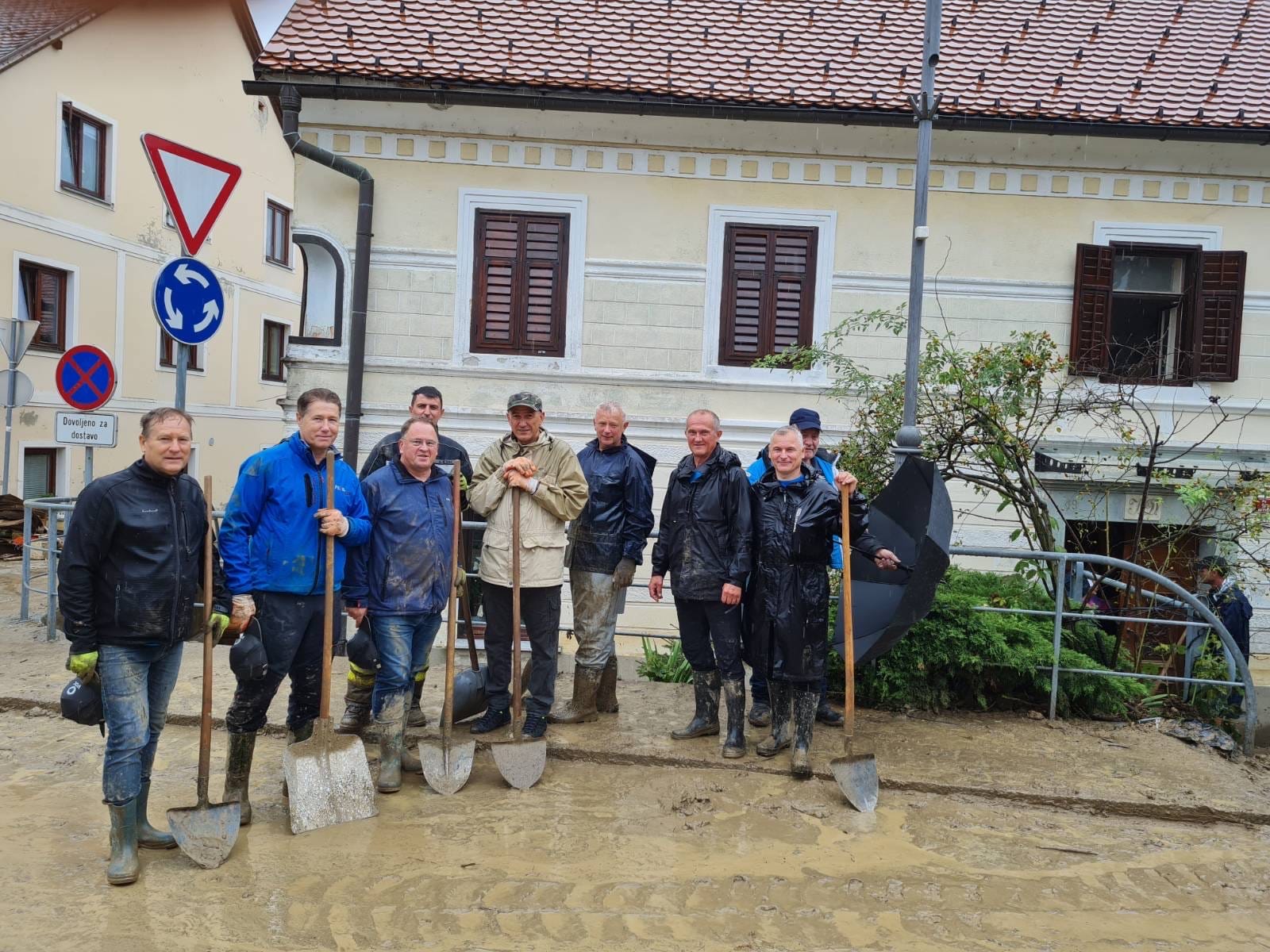 Poslanci SDS pomagali pri odstranjevanju posledic ujme