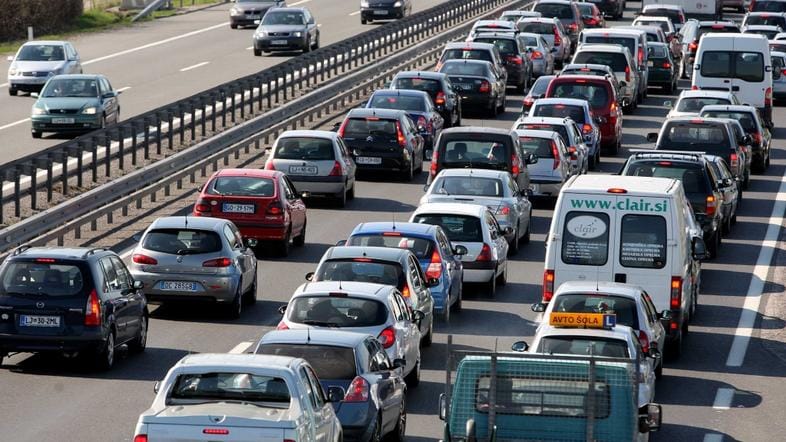 Poslanska skupina SDS zahteva nujno sejo zaradi prometnega kolapsa na slovenskih avtocestah.