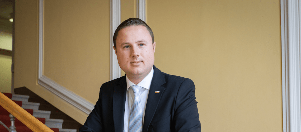 Žan Mahnič na sodišču zmagal proti Urški Klakočar Zupančič