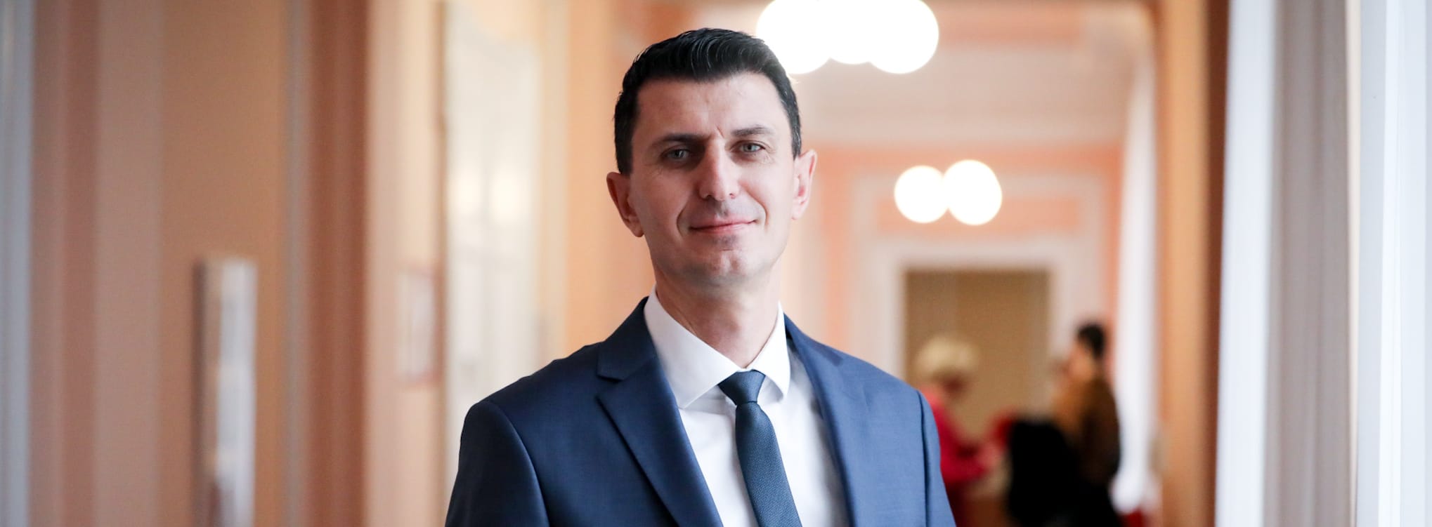 Javnost ne sme izvedeti ali je PR vlade zavajal javnost in pokril dopust predsednika vlade