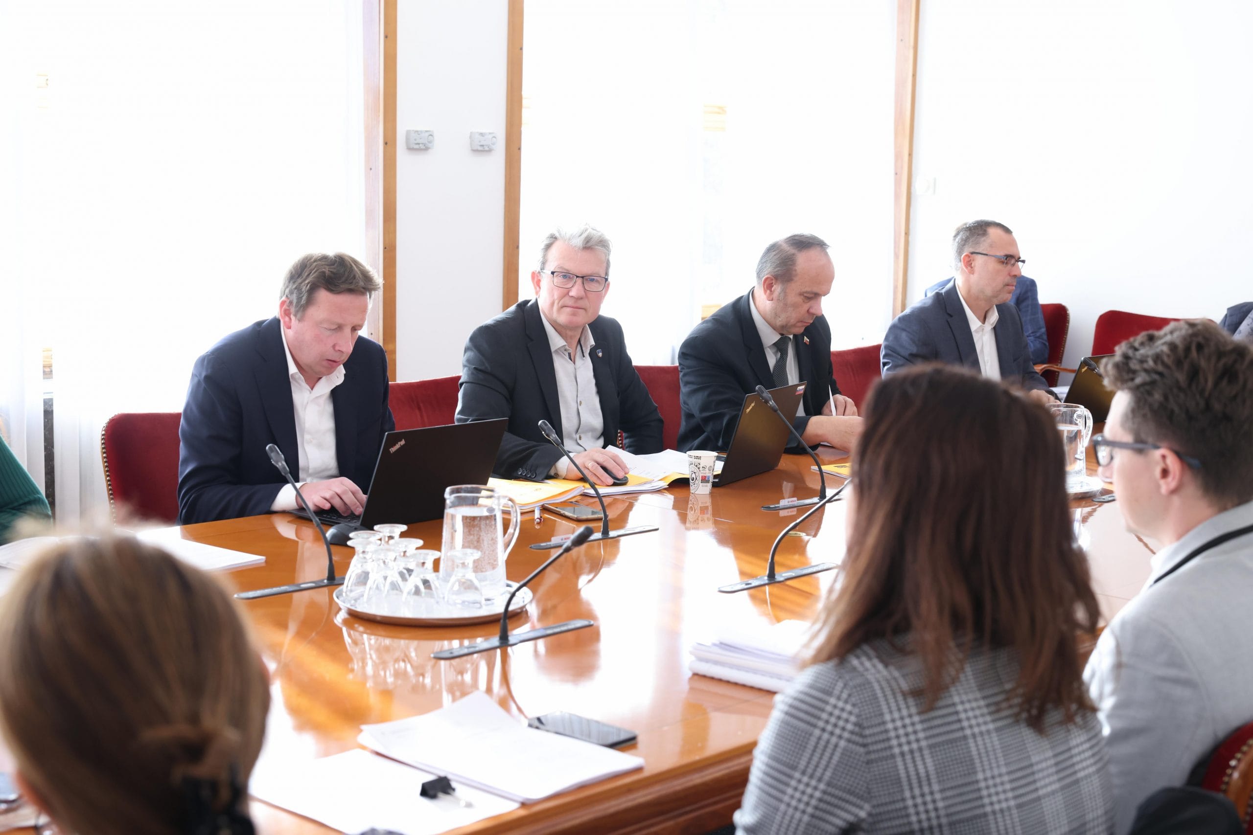 Predsednica republike pod lažno krinko varovanja človekovih pravic vzpostavlja vladavino kriminala