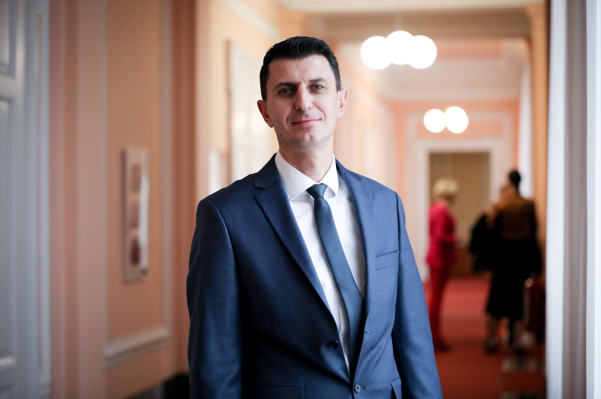Andrej Kosi: Kdo je plačal stroške za dve podaljšani nočitvi v Parizu?
