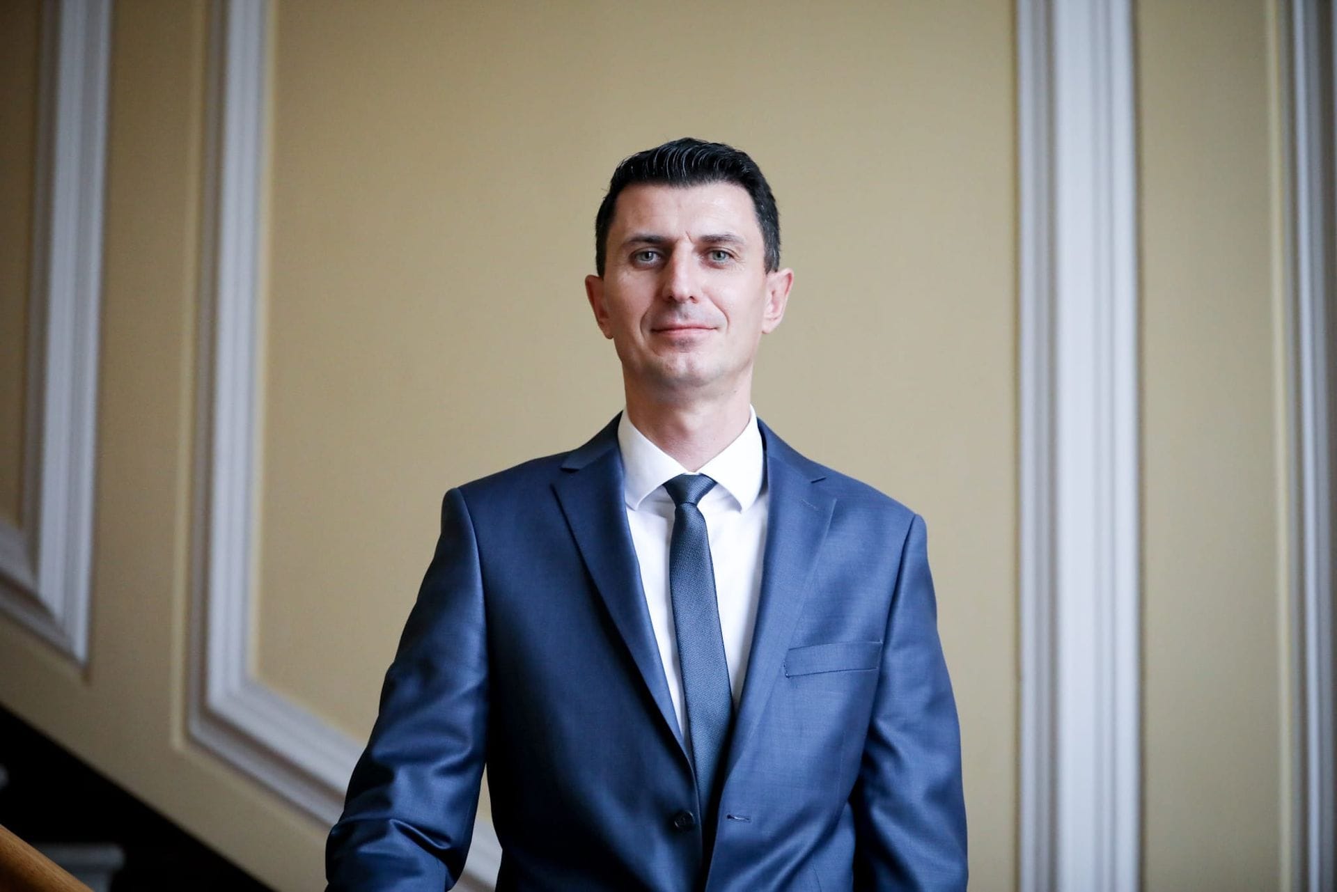 Andrej Kosi: Ali so predsednika vlade na zasebnem potovanju v London varovali varnostniki ter kdo je kril njihove stroške?