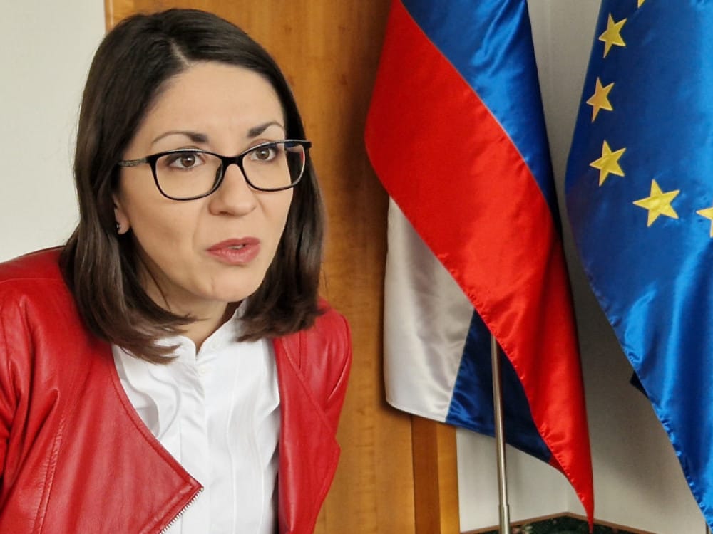 Poslanska skupina SDS zahteva pojasnila glede netransparentnega nakupa 13.000 računalnikov, ki so davkoplačevalce stali 6,5 milijonov evrov
