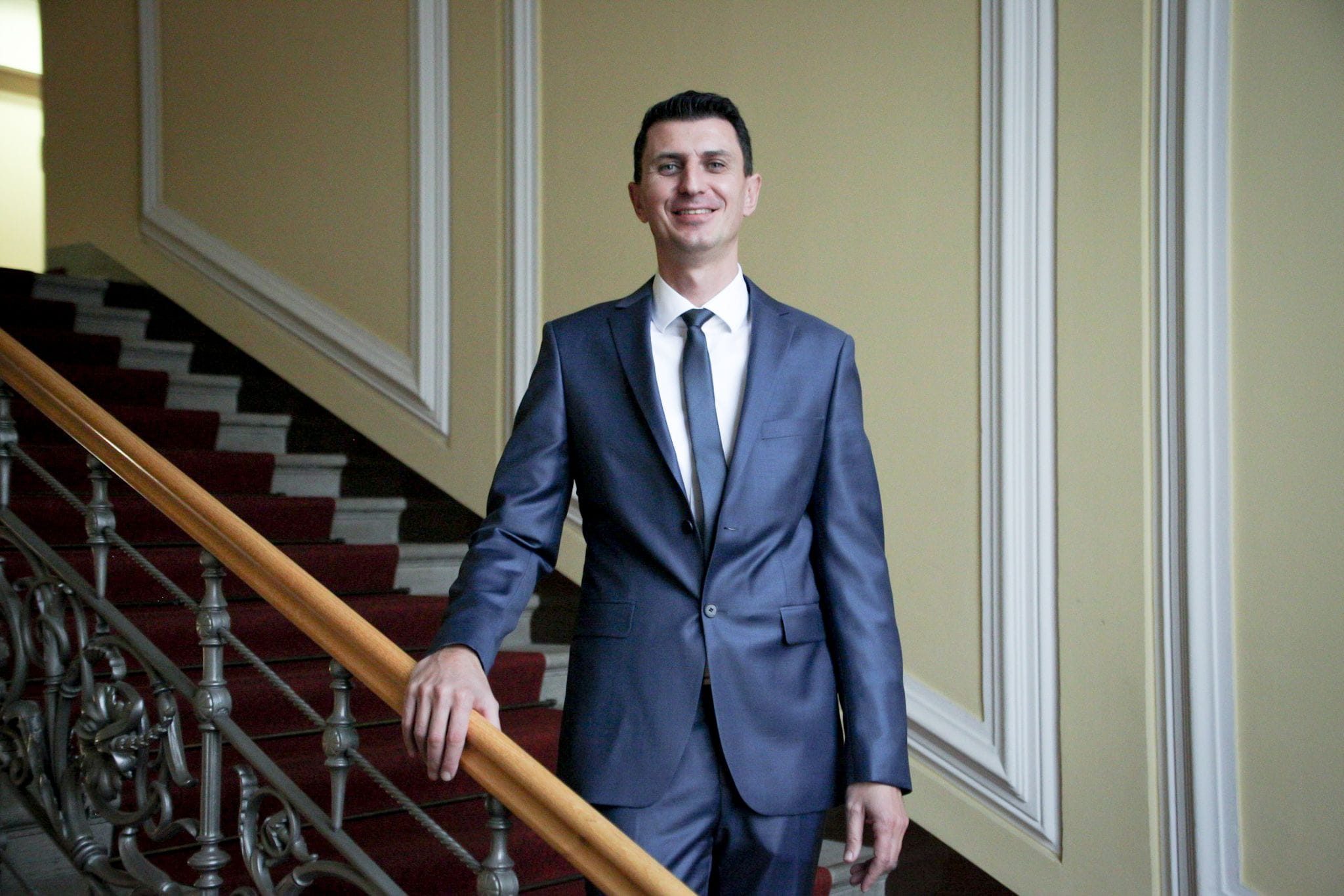 Andrej Kosi: Ali je bila podpisana pogodba o najemu skladišča za skladiščenje omenjenih prenosnih računalnikov in s kom?