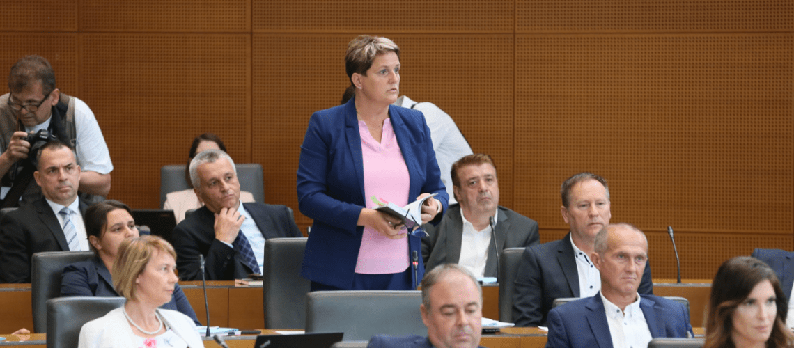 Poslanska skupina SDS: Ministrica Čalušić mora odstopiti