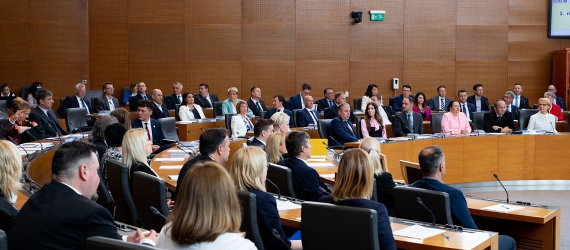 Poslanska skupina SDS zahteva sklic izredne seje DZ RS glede pomanjkljivosti Zakona o dolgotrajni oskrbi