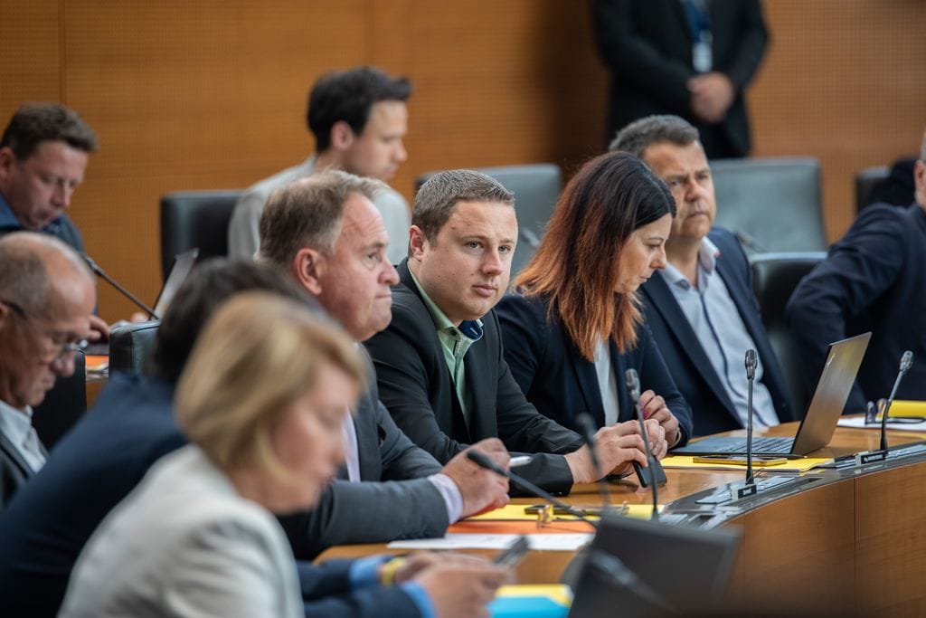 Žan Mahnič: Poslanci Gibanja Svoboda so se odločili, da še naprej vztrajajo na seji, kar je nezakonito