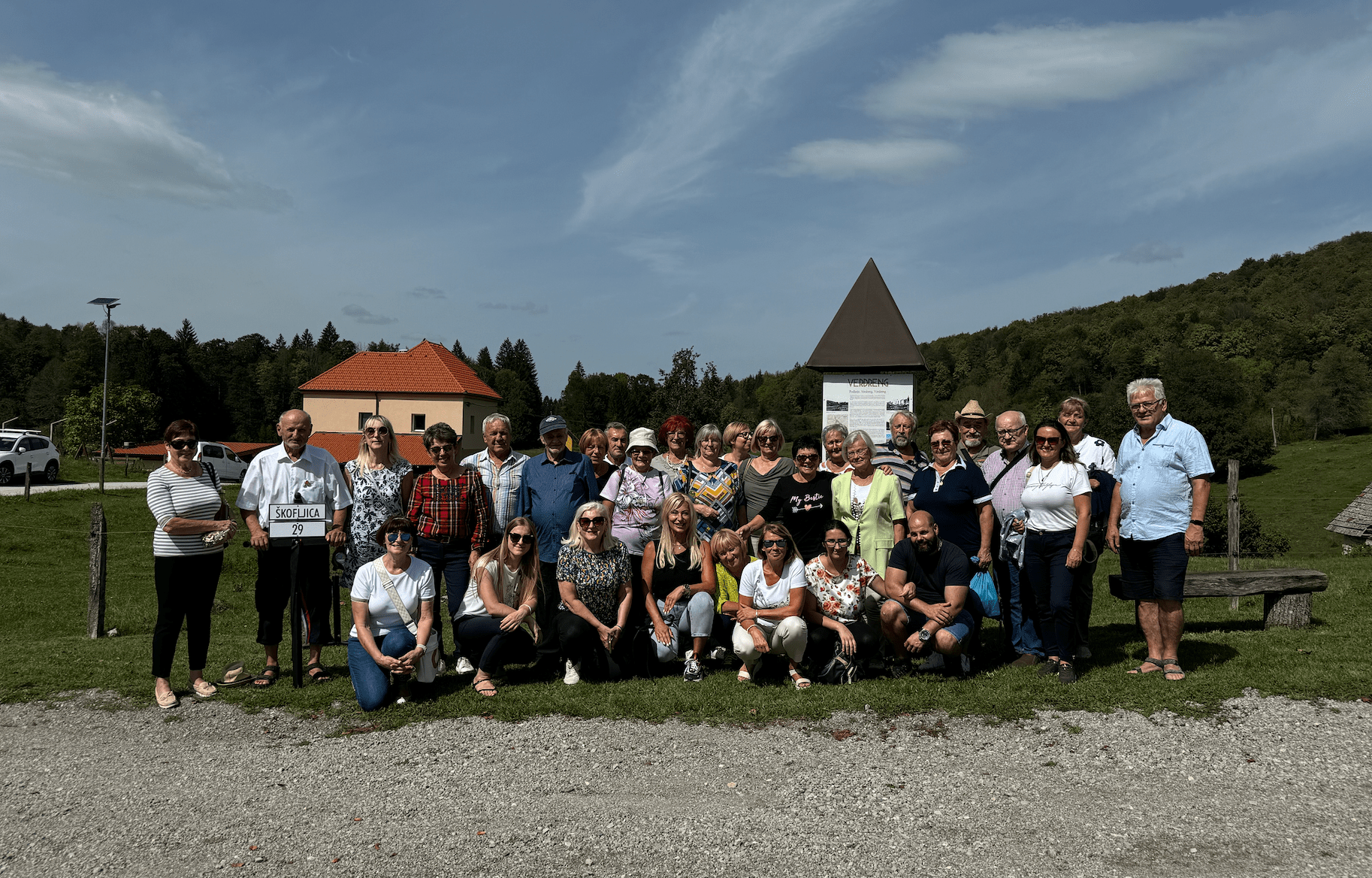 Ženski odbor SDS na slovesnosti v spomin povojnim taboriščnicam v kočevskem Podlesju