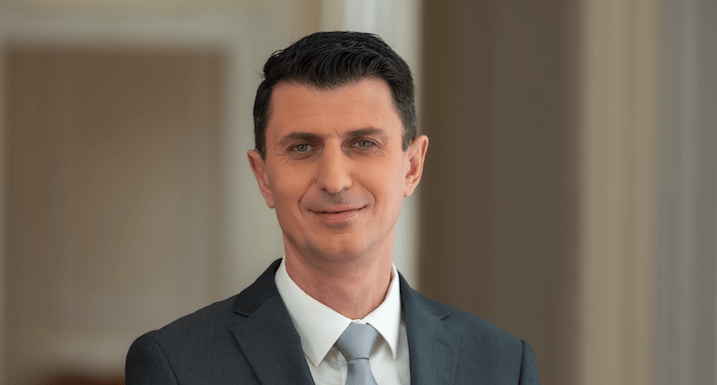Andrej Kosi: Ali je predsednik vlade lagal, ko je izjavil, da je tudi njegova partnerka prejela vabilo za obisk Bele hiše?