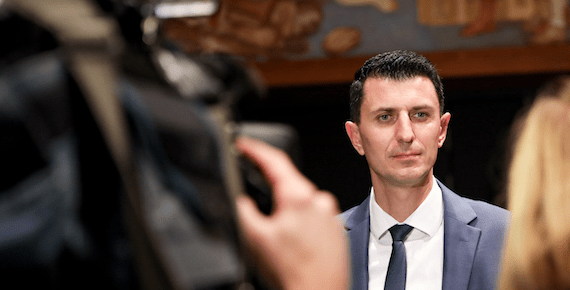 Andrej Kosi: Predlagam, da Vlada Republike Slovenije zamrzne obravnavo vseh prošenj za azil sirskih državljanov.