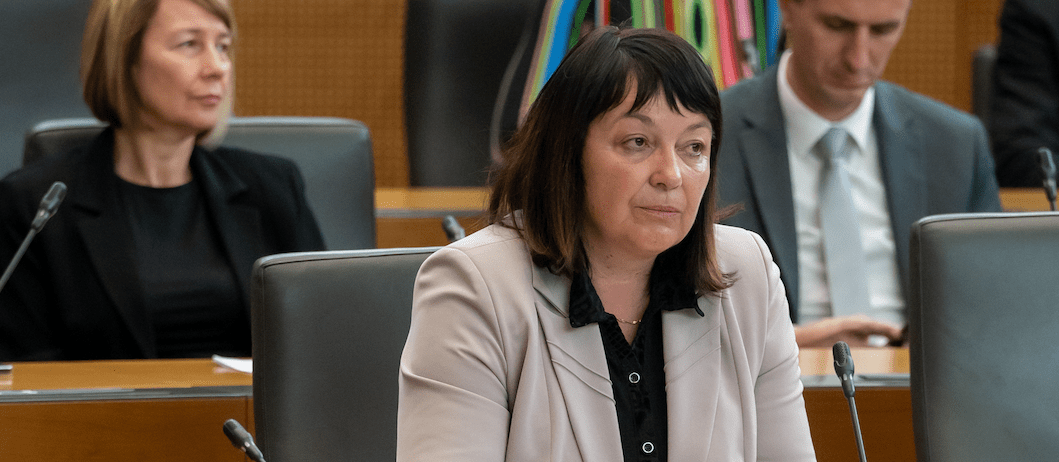 Alenka Helbl: Zakaj je morala fakulteta spremeniti pravilnik, ki sedaj omogoča nošenje hidžaba na praksi in vajah?