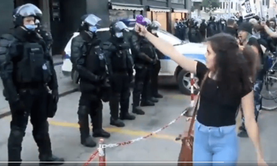 Ta slika ima prazen alt atribut; ime datoteke je Špricala-policiste.png