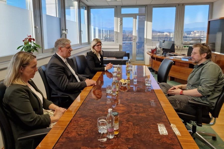 Ta slika ima prazen alt atribut; ime datoteke je Pisarna-MNZ-foto-MNZ.jpg