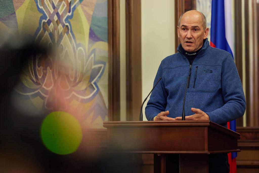 Ko zahodni svet ujamejo lastne zamude in zablode
