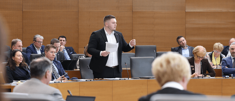 Andrej Poglajen: Laž na laž, Golobove vlade staž