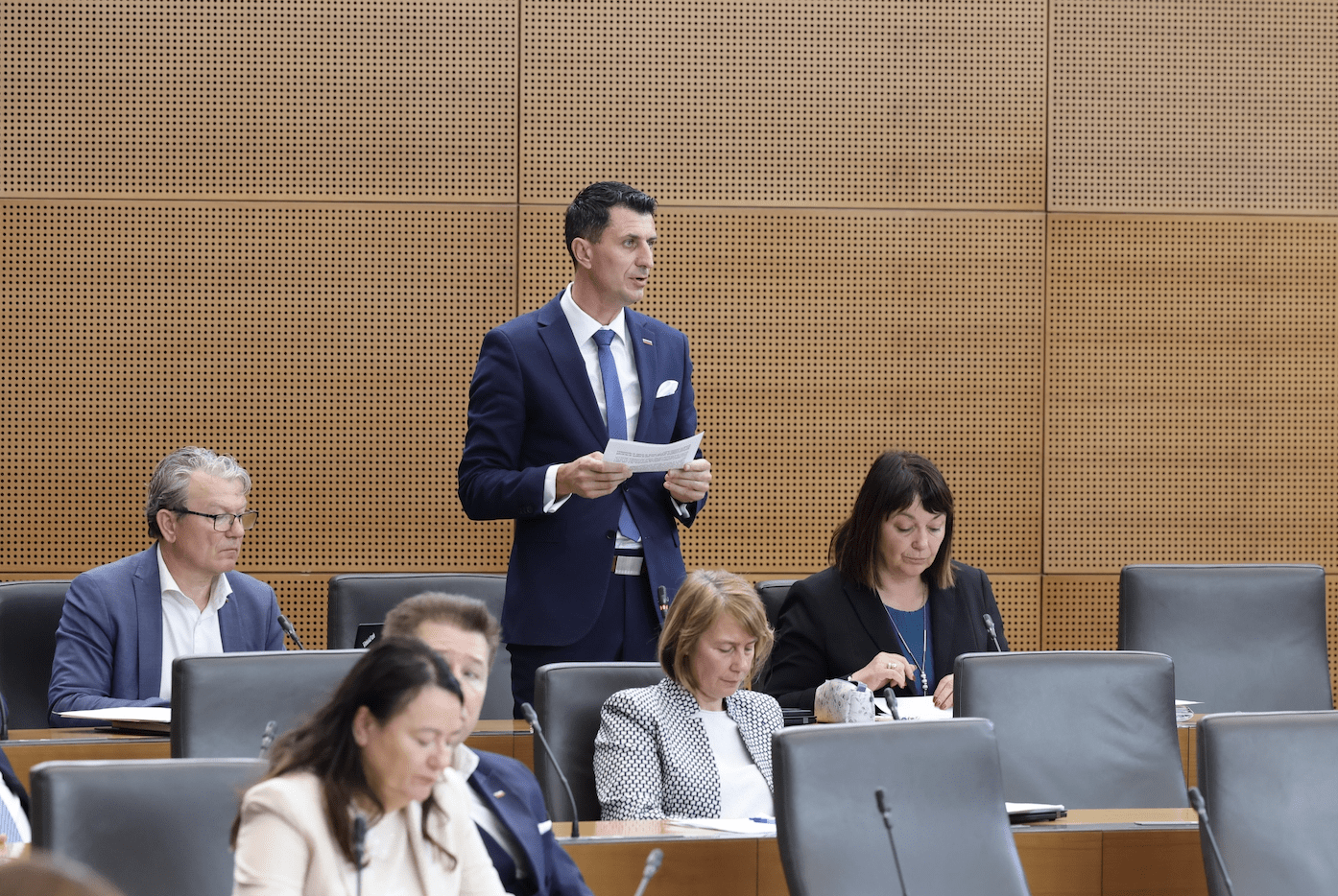 Poslanec Andrej Kosi premierju Golobu: “Ni prav, kar delate s to državo”