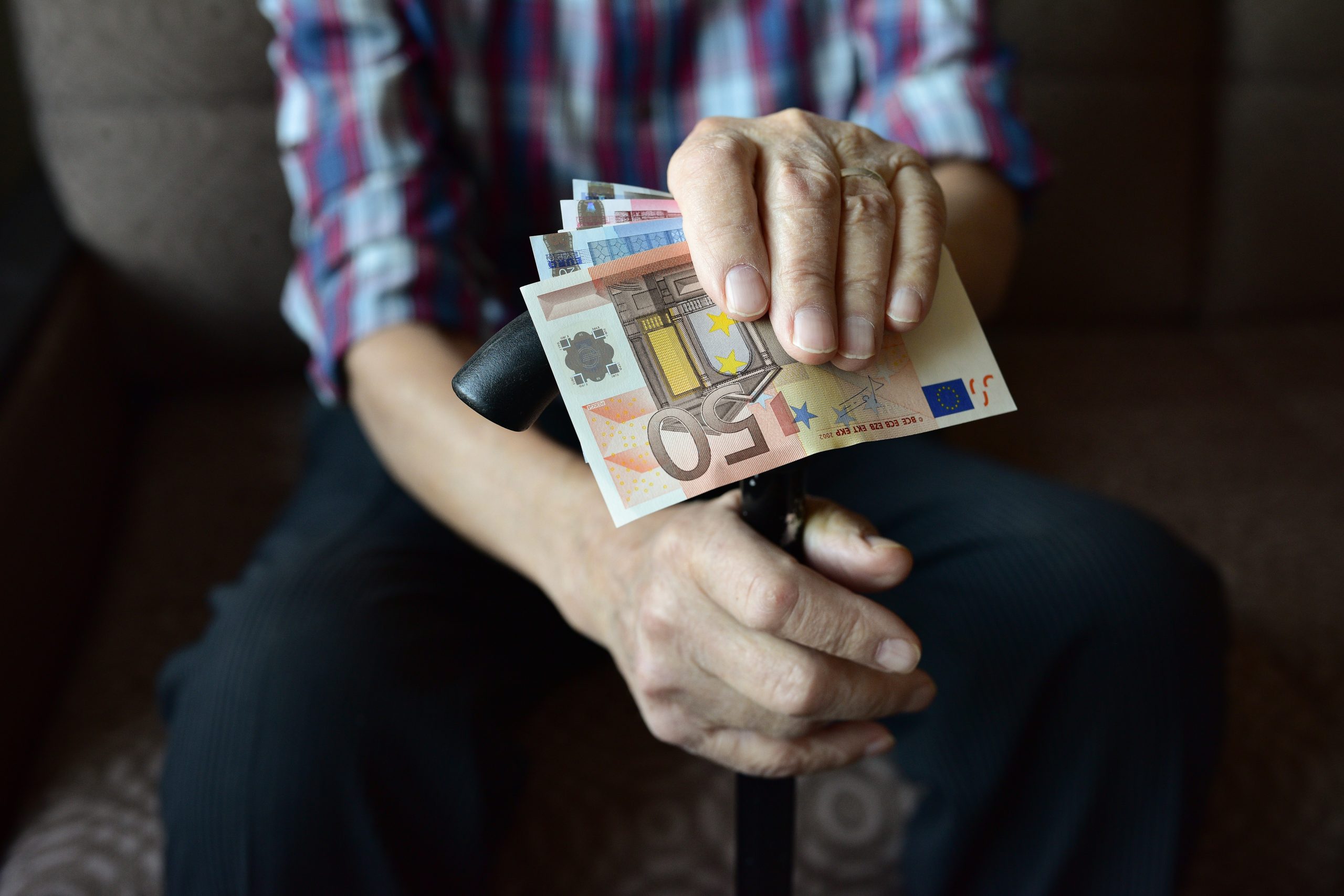 SDS zahteva izredno sejo državnega zbora za odpravo vseh privilegijev v pokojninskem sistemu