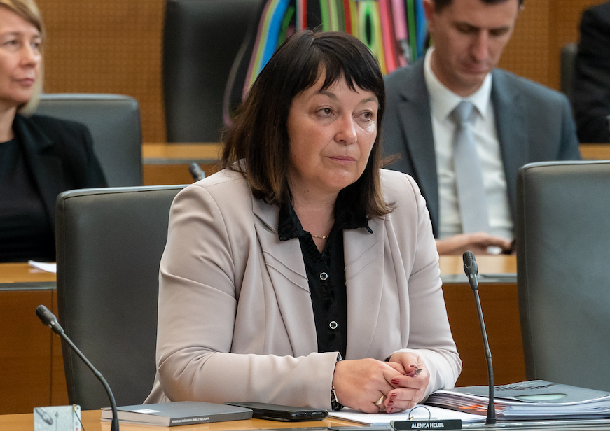 Alenka Helbl premierju: “Prispevek za dolgotrajno oskrbo ljudje že plačujejo – storitev pa ni.”