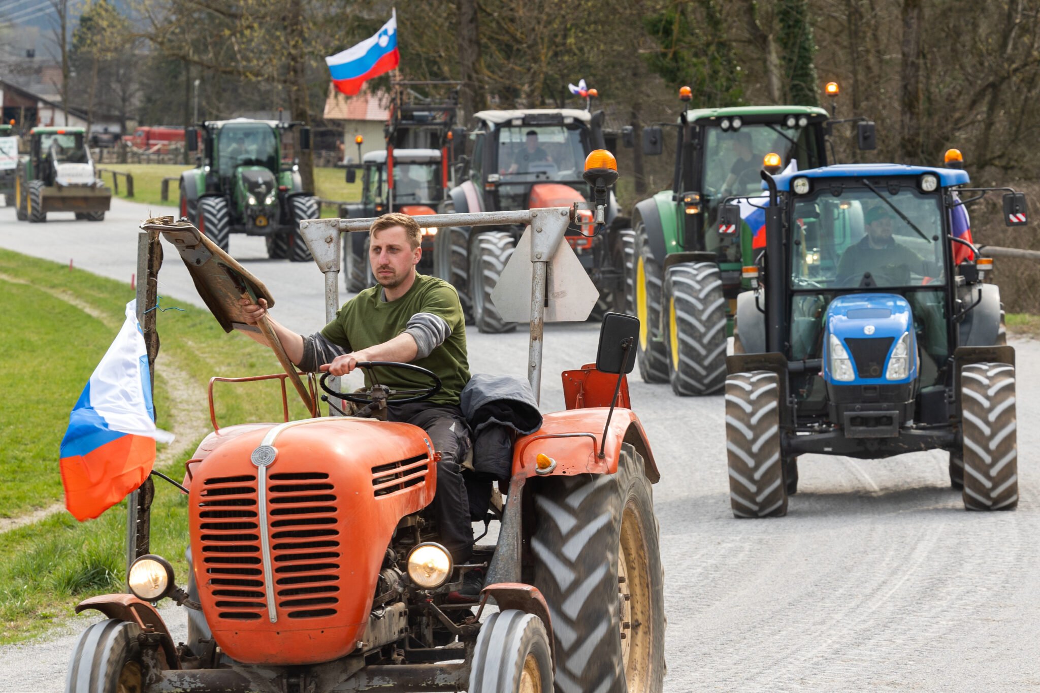 Vlada z zakonom o kmetijstvu in zakonom o kmetijskih zemljiščih še naprej zanemarja slovenske kmete
