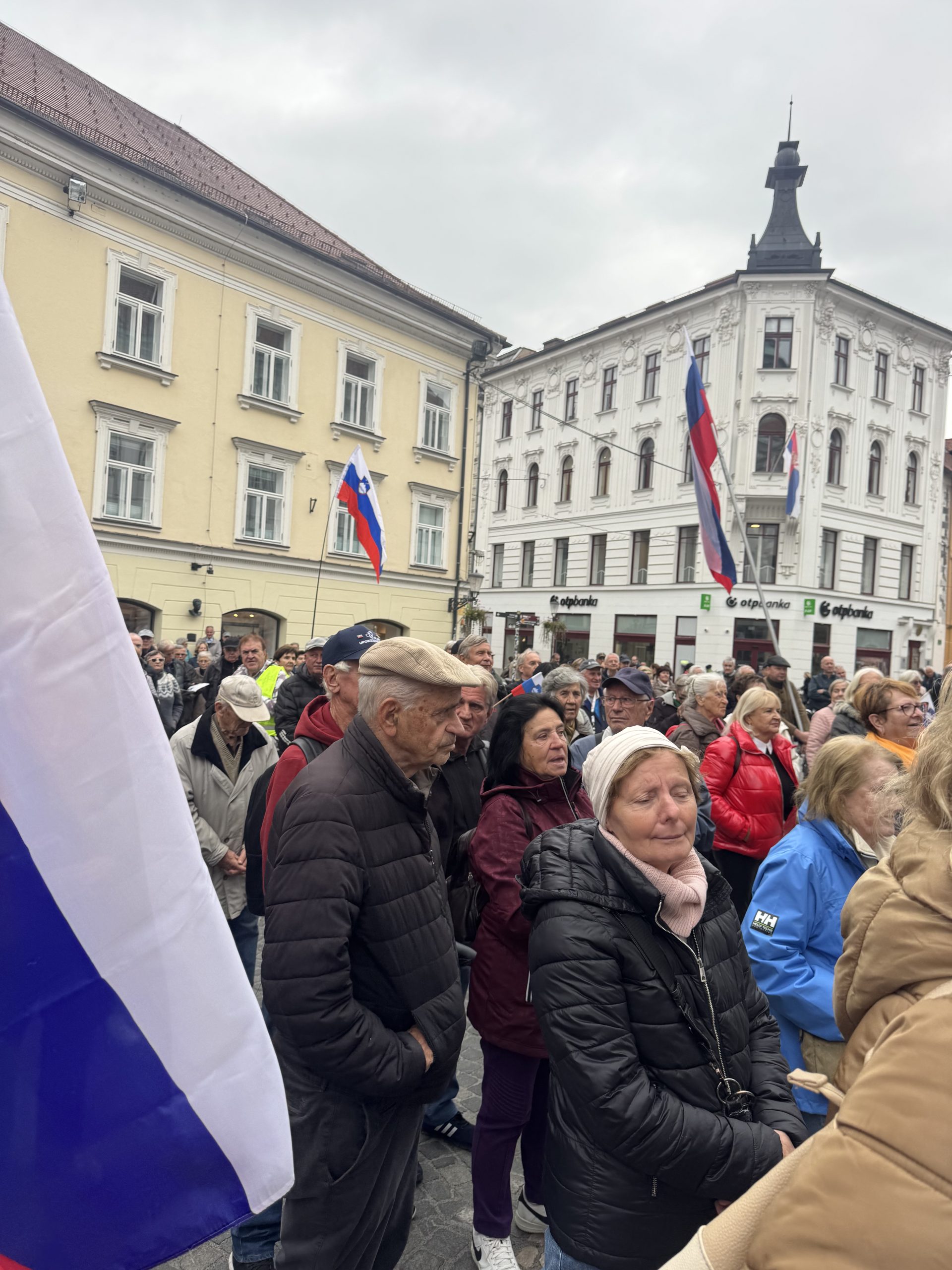 Protest pred Mestno hišo: za čisto vodo in za življenje