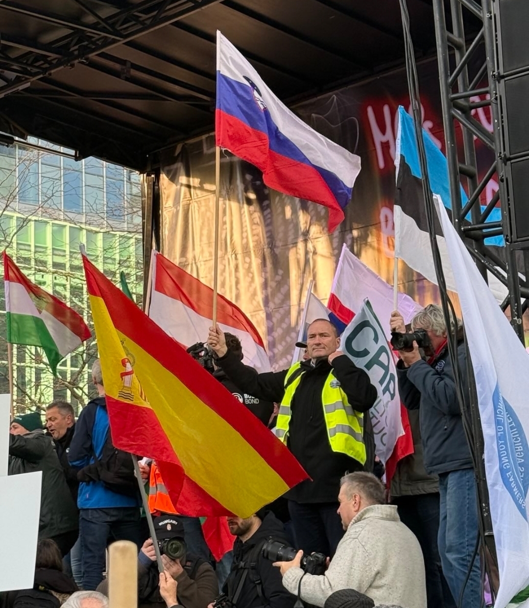 STOJIMO OB STRANI SLOVENSKEMU KMETU. EVROPA BREZ KMETOV NIMA PRIHODNOSTI.
