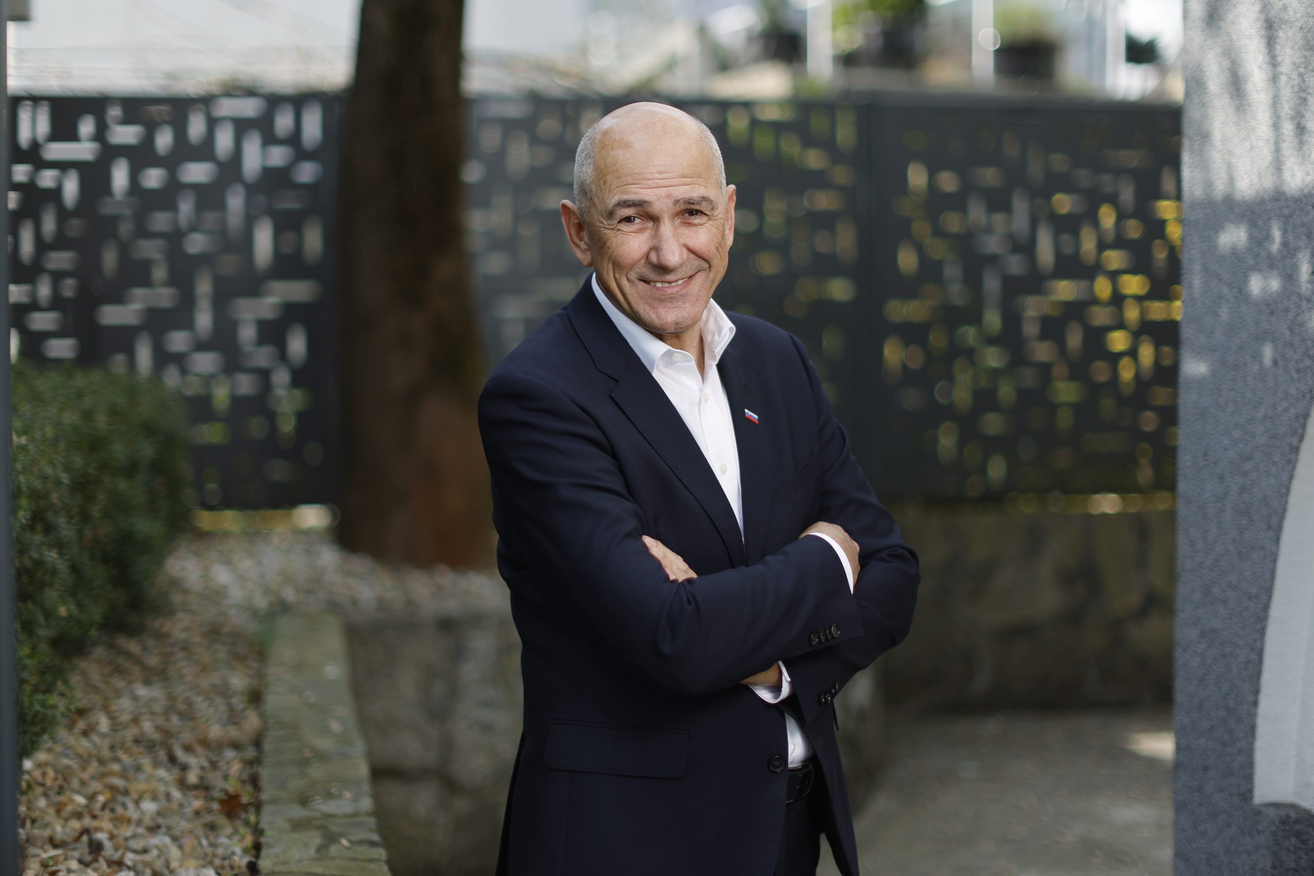 Robert Golob in Luka Mesec naj se nemudoma opravičita in prekličeta izjave