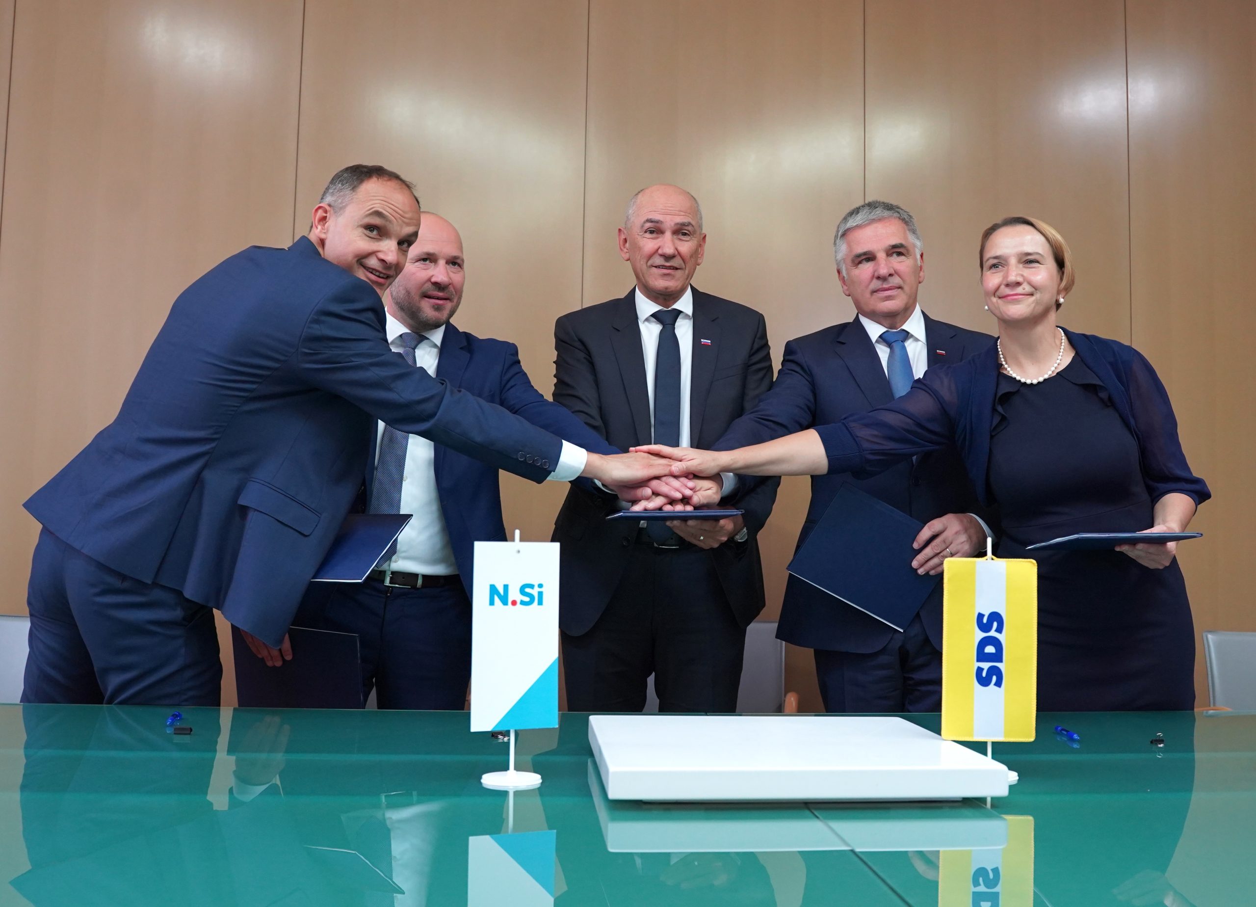 Janez Janša ob podpisu koalicijske pogodbe: Kdor ni proti nam, ta je lahko z nami!
